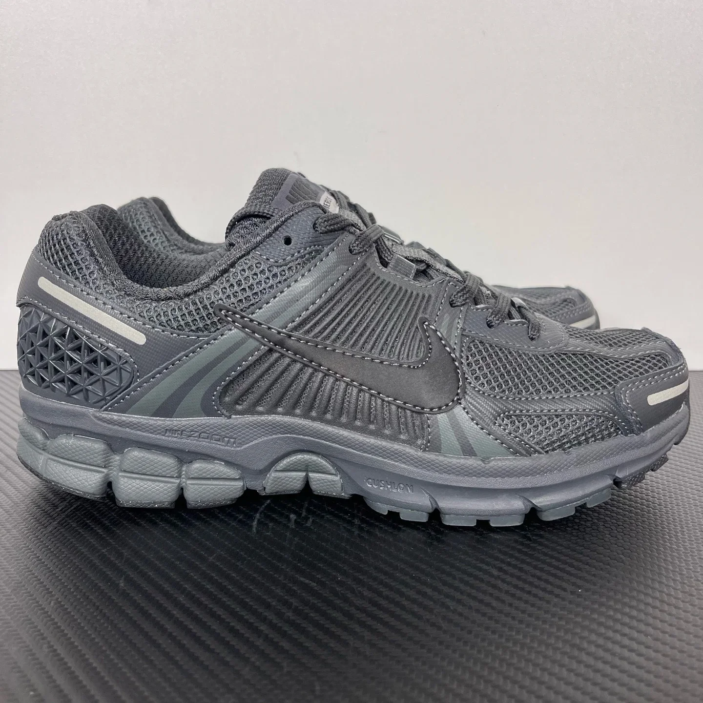 Nike Zoom Vomero 5 黑灰