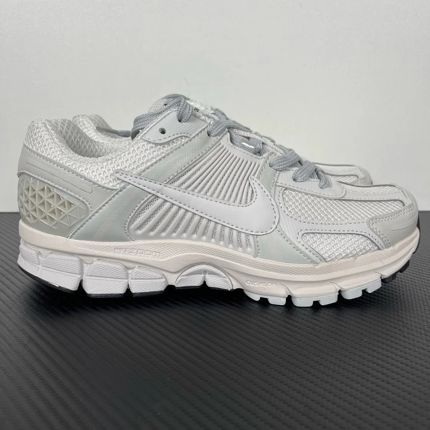 Nike Zoom Vomero 5 灰色