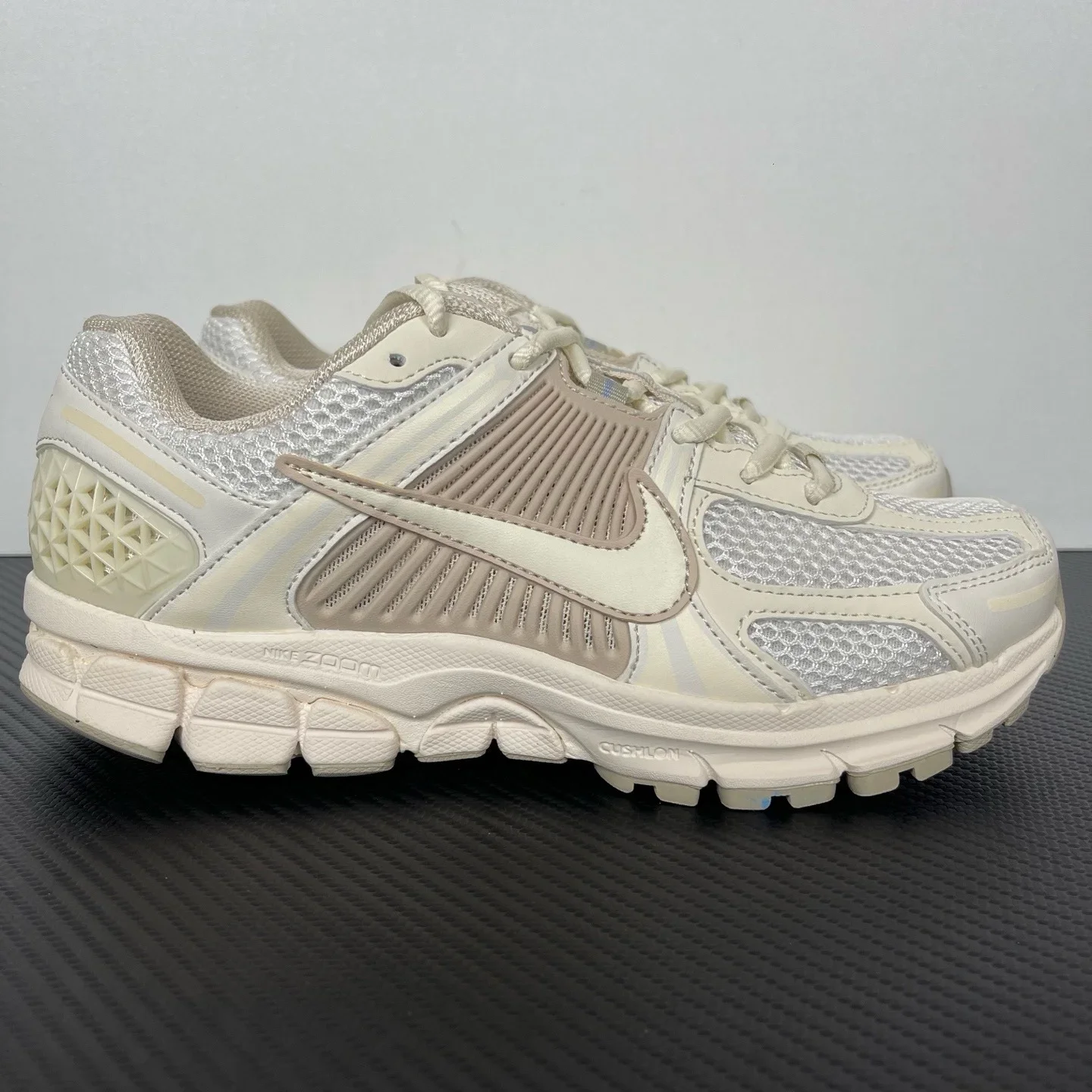 Nike Zoom Vomero 5 米色